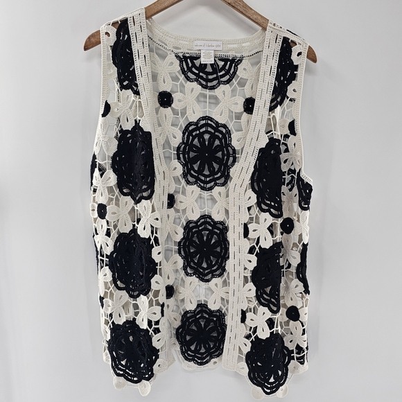 House of Harlow 1960 Jackets & Blazers - House of Harlow 1960 Black and White Open Knit Crochet Sleeveless Vest One Size